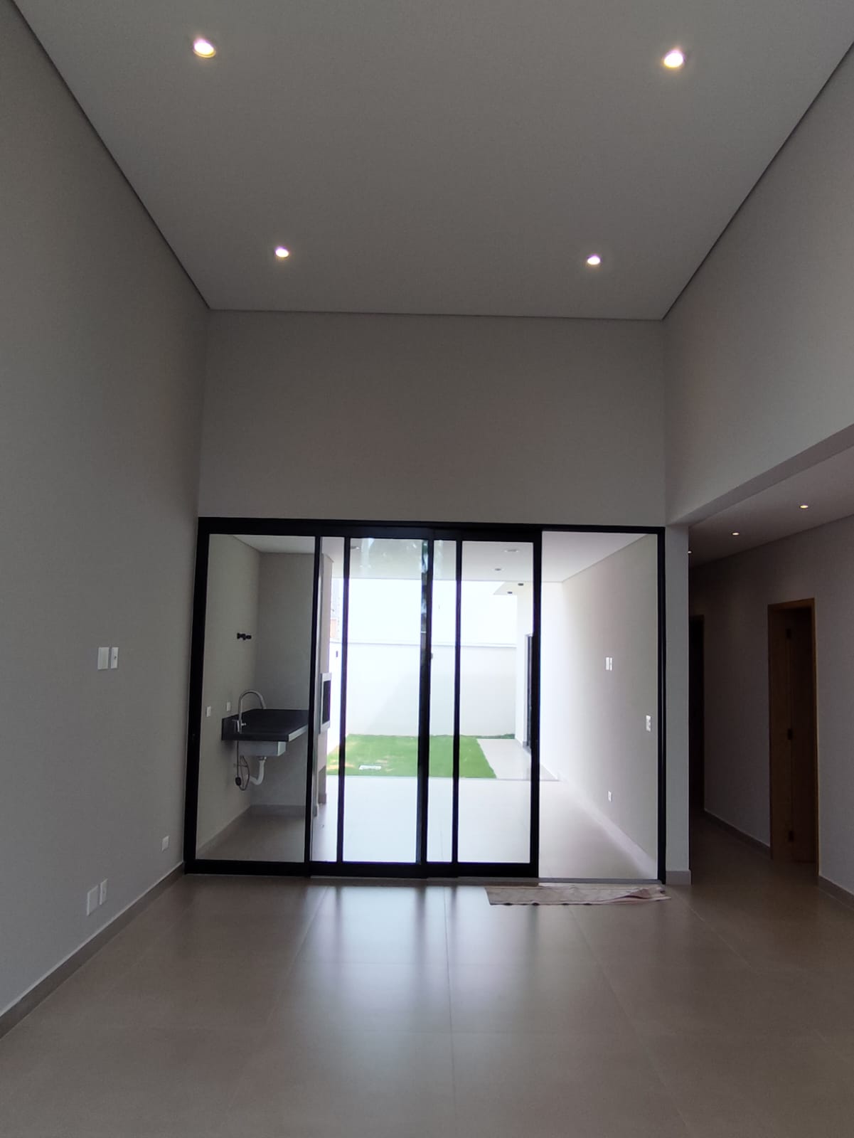 foto do anúncio Casa à venda no Jardim Chamonix, região Leste de Londrina/PR. Residência nova com 161m² de construção em terreno de 250m², pronta para morar!